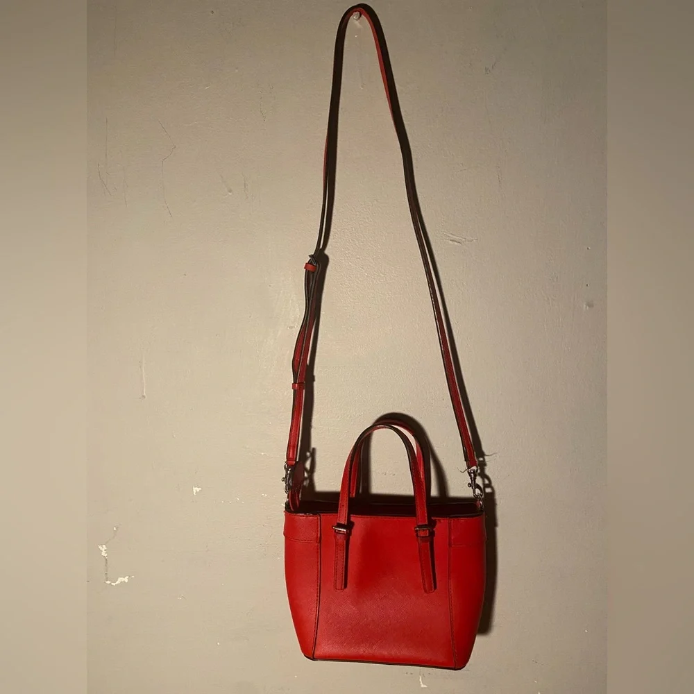 Guess - Picture 2 of 8